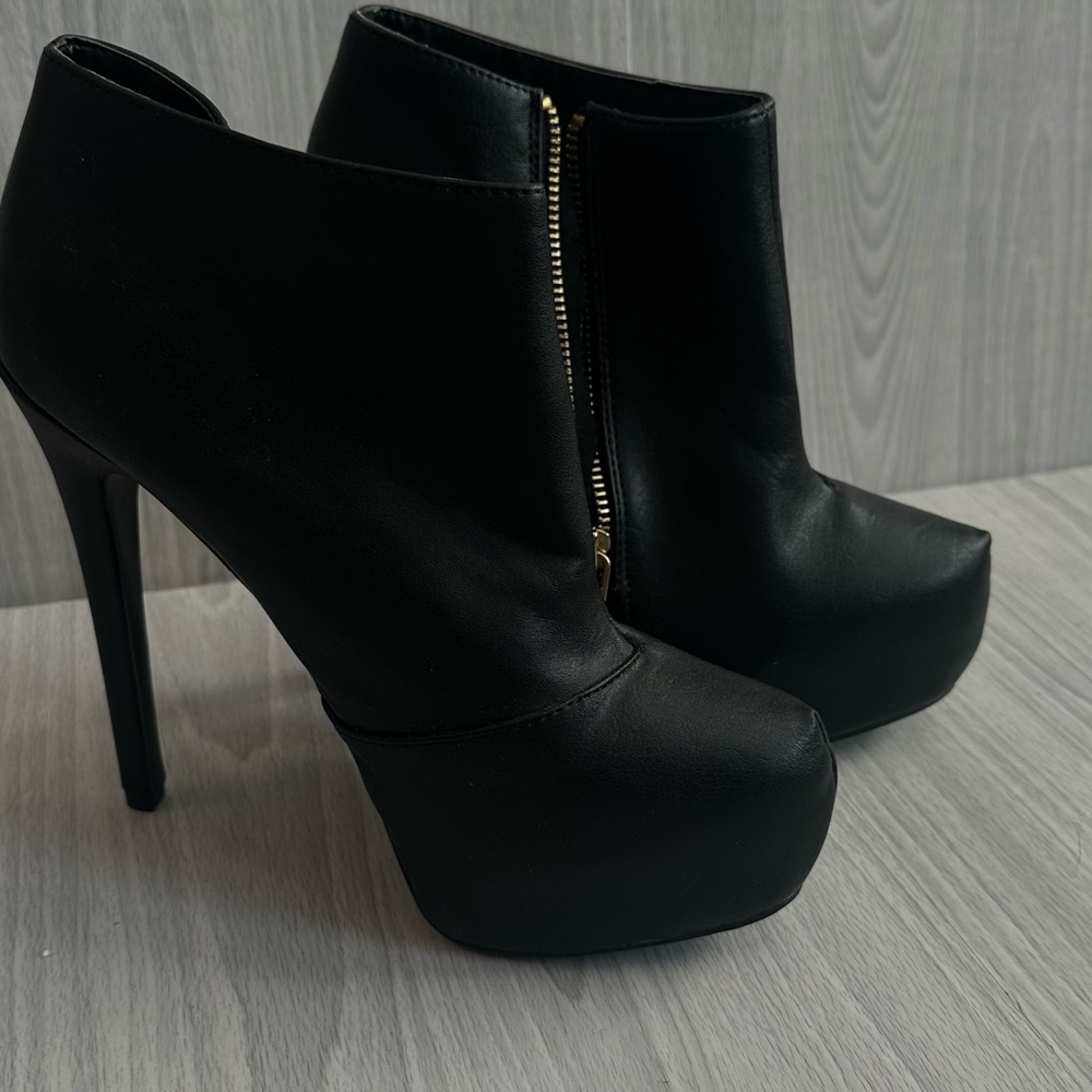 Qupid Black Heeled Boots with Platform Sole